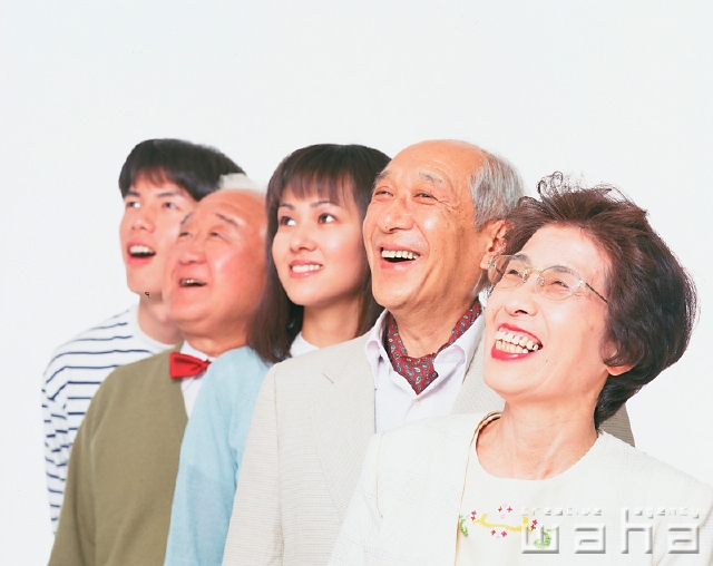 イラスト＆写真のストックフォトwaha（ワーハ）　人物、日本人、シニア、白バック、正面、横顔、上半身、スタジオ、白バック、ポーズ、表情、ポーズ、グループ、集合、友達、仲間、息子、娘、孫、笑う、メガネ、元気、見上げる、見つめる、注目、笑う、笑い、スマイル　p2-1138a