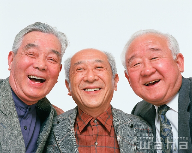 イラスト＆写真のストックフォトwaha（ワーハ）　人物、日本人、シニア、シニア、笑顔、白バック、正面、上半身、ポートレート、スタジオ、白バック、ポーズ、表情、ポーズ、3人、友達、仲間、楽しい、幸福感、肩を組む、元気、団結、チームワーク、笑う、笑い、スマイル　p2-1140b