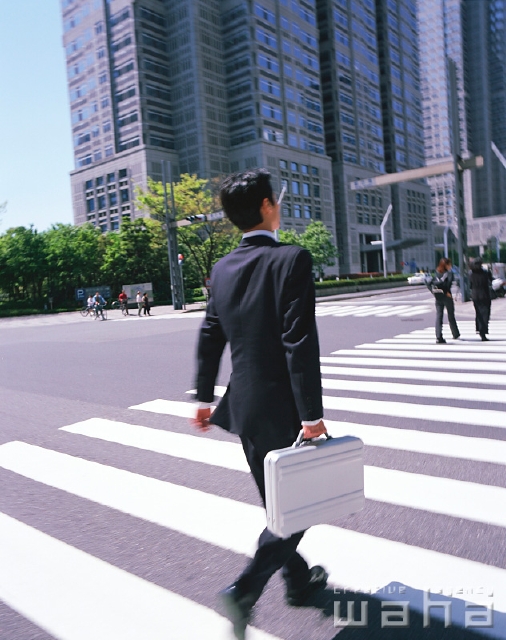 人物 日本人 ビジネス ビジネスマン 男性 屋外 後ろ姿 全身 営業 通勤 ビジネス街 ビル街 都会的 新入社員 ビル街 急ぐ カバン 横断歩道 交差点 歩く 後姿 後ろ姿 うしろ姿 背中 街並み 街並 仕事 働く サラリーマン フォト作品紹介