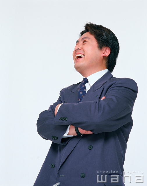 人物 日本人 ビジネス ビジネスマン 男性 中高年 笑顔 白バック 男性 横向き 横顔 上半身 スタジオ 白バック ポーズ 表情 ポーズ 真面目 楽しい 腕組み 笑う 笑い スマイル 仕事 働く サラリーマン フォト作品紹介 イラスト 写真のストック