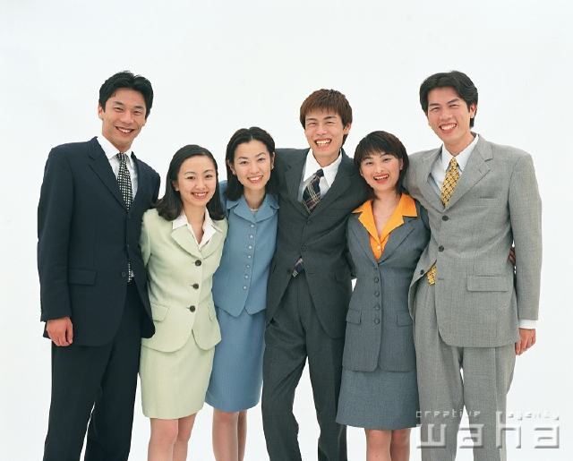 イラスト＆写真のストックフォトwaha（ワーハ）　人物、日本人、ビジネス、グループ、白バック、正面、全身、集合、ポートレート、スタジオ、白バック、ポーズ、集合、サラリーマン、新入社員、団結、肩を組む、仕事、働く　p2-1498b