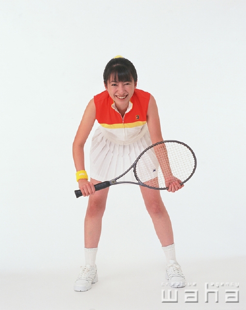 イラスト＆写真のストックフォトwaha（ワーハ）　人物、日本人、女性、20代、30代、スポーツ、正面、全身、ポートレート、スタジオ、白バック、ポーズ、表情、ポーズ、テニスウェアー、テニスラケット、ユニフォーム、クラブ活動、部活、サークル、運動　p2-1715a