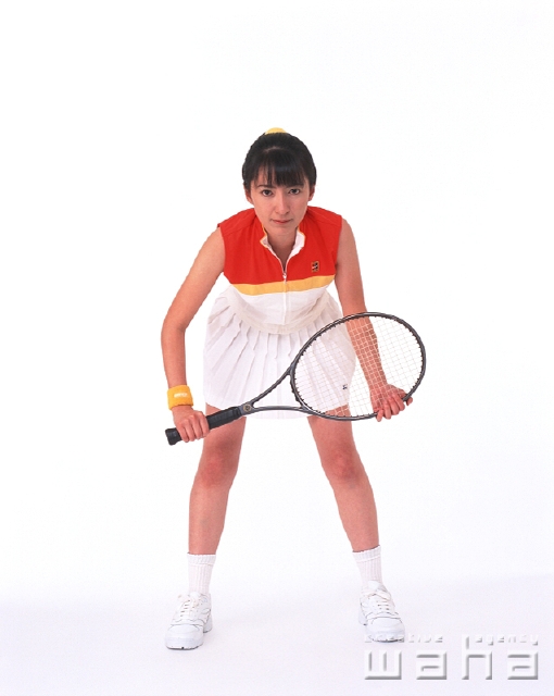 イラスト＆写真のストックフォトwaha（ワーハ）　人物、日本人、女性、20代、30代、スポーツ、正面、全身、ポートレート、スタジオ、白バック、ポーズ、表情、ポーズ、テニスウェアー、テニスラケット、ユニフォーム、クラブ活動、部活、サークル、緊張感、にらむ、運動　p2-1715av