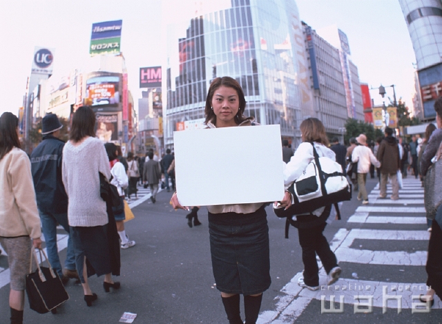 人物 日本人 メッセージボード 女性 代 30代 屋外 正面 全身 ポートレート 街角 ストリート 雑踏 雑踏 交差点 横断歩道 ショッピングビル街 都会的 ロングブーツ 街並み 街並 フォト作品紹介 イラスト 写真のストックフォトwaha ワーハ