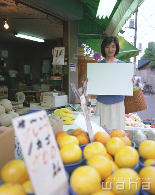 イラスト＆写真のストックフォトwaha（ワーハ）　人物、日本人、メッセージボード、主婦、屋外、正面、上半身、ポートレート、ショッピング、商店街、八百屋　p2-1992a