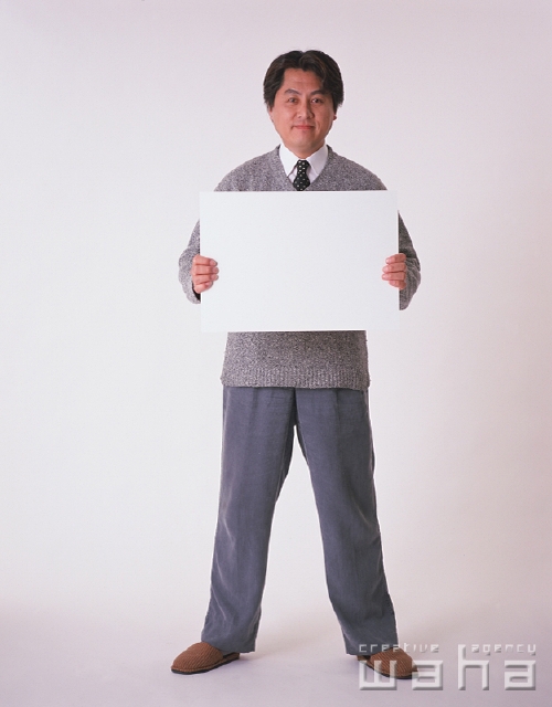 イラスト＆写真のストックフォトwaha（ワーハ）　人物、日本人、メッセージボード、中高年、白バック、男性、屋外、正面、全身、ポートレート、スタジオ、白バック、ポーズ、父、真面目、スリッパ　p2-1996a