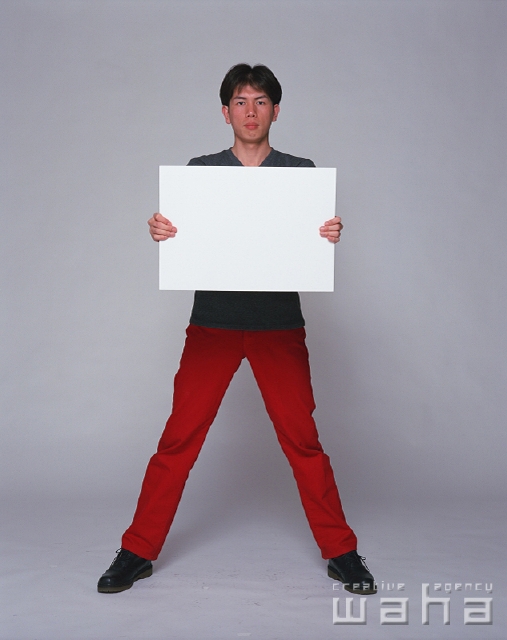 イラスト＆写真のストックフォトwaha（ワーハ）　人物、日本人、メッセージボード、男性、20代、30代、白バック、屋外、正面、全身、ポートレート、スタジオ、白バック、ポーズ、真剣、真面目、にらむ、緊張感、緊張する　p2-2000a