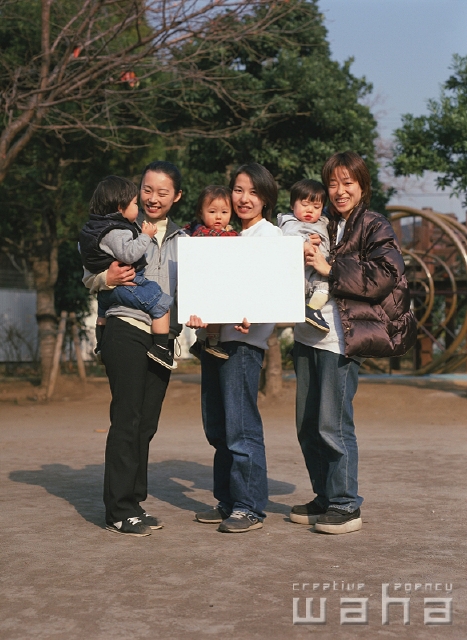 イラスト＆写真のストックフォトwaha（ワーハ）　人物、日本人、メッセージボード、親子、公園、屋外、横向き、正面、全身、ポートレート、複数、集合、友達、仲間、ママ友達、赤ちゃん、散歩、遊ぶ、抱く、無邪気、あそぶ、あそび、遊ぶ、遊び　p2-2020a