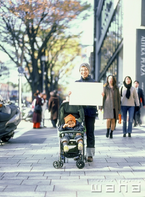 人物 日本人 メッセージボード 親子 屋外 正面 全身 ポートレート 2人 赤ちゃん 散歩 ベビーカー 街角 ストリート メガネ 街並み 街並 フォト作品紹介 イラスト 写真のストックフォトwaha ワーハ カンプデータは無料