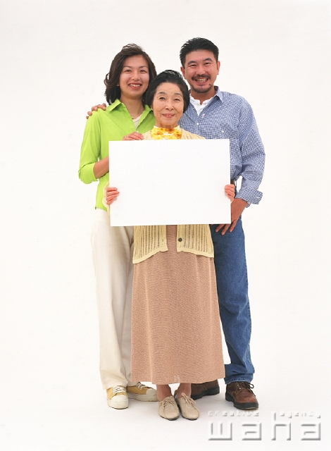 イラスト＆写真のストックフォトwaha（ワーハ）　人物、日本人、メッセージボード、家族、白バック、屋外、正面、全身、ポートレート、スタジオ、白バック、ポーズ、3人、シニア、祖母　p2-2025b