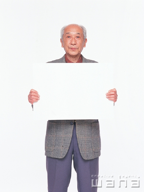 イラスト＆写真のストックフォトwaha（ワーハ）　人物、日本人、メッセージボード、シニア、白バック、屋外、正面、上半身、ポートレート、スタジオ、白バック、ポーズ、緊張感　p2-2035a