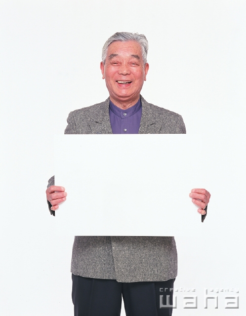 イラスト＆写真のストックフォトwaha（ワーハ）　人物、日本人、メッセージボード、シニア、白バック、屋外、正面、上半身、ポートレート、スタジオ、白バック、ポーズ　p2-2037a