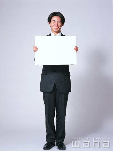 イラスト＆写真のストックフォトwaha（ワーハ）　人物、日本人、メッセージボード、ビジネス、ビジネスマン、男性、白バック、屋外、正面、全身、ポートレート、スタジオ、白バック、ポーズ、新入社員、真面目、仕事、働く、サラリーマン　p2-2084a