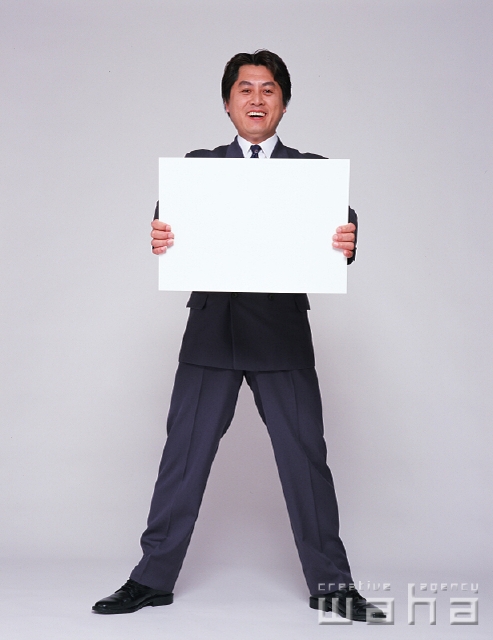 イラスト＆写真のストックフォトwaha（ワーハ）　人物、日本人、メッセージボード、ビジネス、ビジネスマン、男性、白バック、屋外、正面、全身、ポートレート、スタジオ、白バック、ポーズ、真面目、笑う、笑う、笑い、スマイル、仕事、働く、サラリーマン　p2-2095a