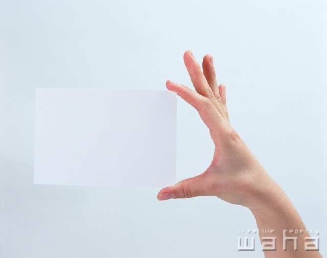 人物 日本人 メッセージボード 白バック 屋外 横向き アップ 手 指 スタジオ 白バック ポストカード はがき 説明する 紹介する メッセージ 注目 挨拶 フォト作品紹介 イラスト 写真のストックフォトwaha ワーハ カンプデータは無料