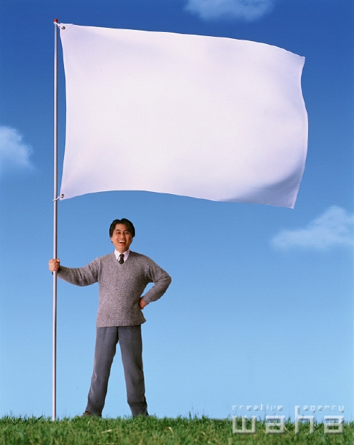 人物 日本人 合成 メッセージボード 中高年 男性 屋外 正面 全身 青空 澄んだ空 紹介する 注目 笑う 土手 大きい旗 なびく はためく 翻る 草原 笑う 笑い スマイル フォト作品紹介 イラスト 写真のストックフォトwaha ワーハ カンプデータ