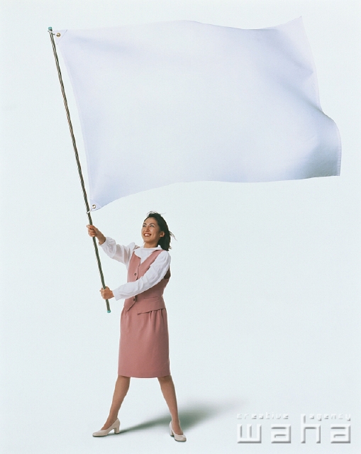 人物 日本人 合成 ビジネス ビジネスウーマン 女性 メッセージボード 屋外 正面 全身 紹介する 注目 大きい旗 なびく はためく 翻る 応援 声援 元気 旗を振る 頑張る 挑戦 仕事 働く Ol エール 白バック フォト作品紹介 イラスト 写真の