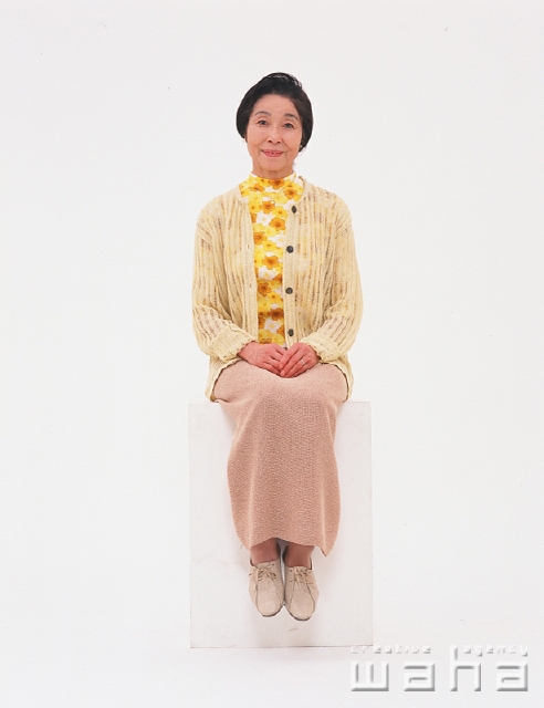 イラスト＆写真のストックフォトwaha（ワーハ）　人物、日本人、シニア、白バック、正面、全身、スタジオ、白バック、ポーズ、表情、ポーズ、休憩、座る、腰掛ける　p2-2232a