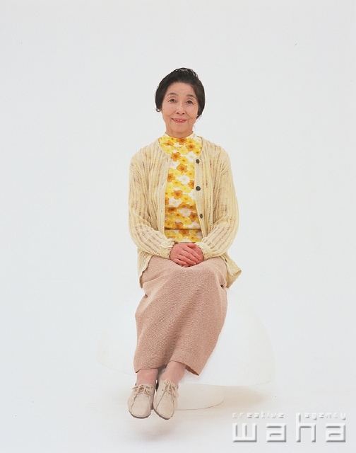 イラスト＆写真のストックフォトwaha（ワーハ）　人物、日本人、シニア、白バック、正面、全身、スタジオ、白バック、ポーズ、表情、ポーズ、休憩、座る、腰掛ける　p2-2233a
