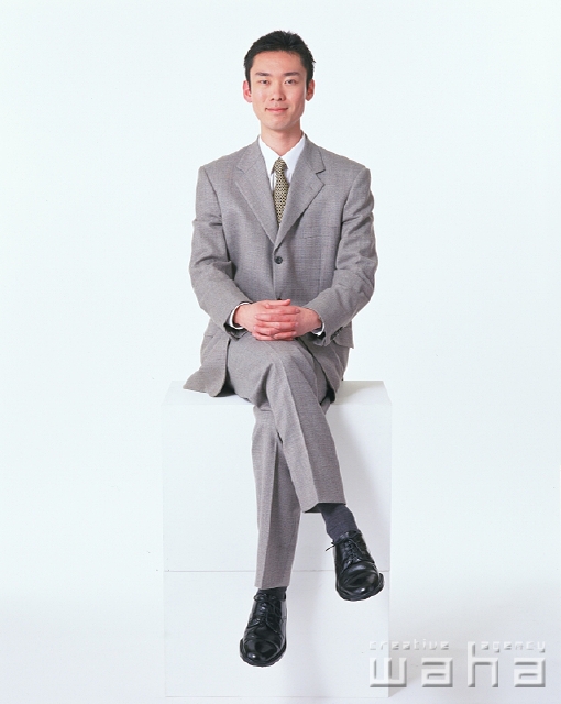 イラスト＆写真のストックフォトwaha（ワーハ）　人物、日本人、ビジネス、ビジネスマン、男性、白バック、正面、全身、スタジオ、白バック、ポーズ、表情、ポーズ、新入社員、真面目、座る、座る、足を組む、休憩、仕事、働く、サラリーマン　p2-2305a