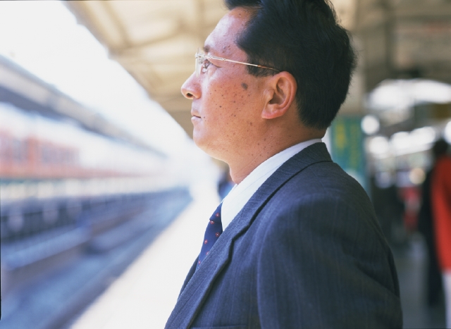 人物 日本人 男性 50代 60代 中高年 ビジネスマン 1人 屋外 駅 ホーム 通勤 横向き サラリーマン フォト作品紹介 イラスト 写真のストックフォトwaha ワーハ カンプデータは無料