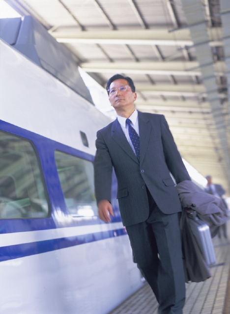 人物 日本人 男性 50代 60代 中高年 ビジネスマン 1人 屋外 駅 ホーム 仕事 新幹線 カバン サラリーマン フォト作品紹介 イラスト 写真のストックフォトwaha ワーハ カンプデータは無料