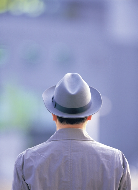 人物 日本人 男性 50代 60代 中高年 ビジネスマン 1人 屋外 上半身 後ろ姿 帽子 後姿 後ろ姿 うしろ姿 背中 サラリーマン フォト作品紹介 イラスト 写真のストックフォトwaha ワーハ