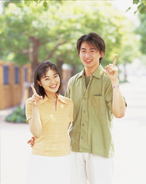 人物 日本人 男性 女性 代 30代 夫婦 カップル 2人 屋外 散歩 ポーズ 上半身 ポートレート フォト作品紹介 イラスト 写真のストックフォトwaha ワーハ カンプデータは無料