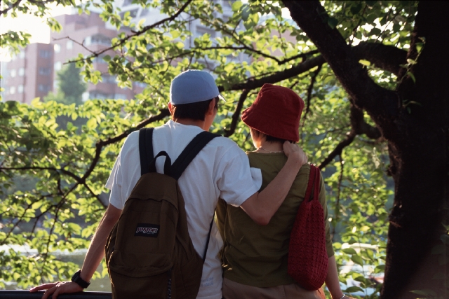 男性 女性 夫婦 カップル 人物 日本人 神社 自然 夕焼け 帽子 屋外 代 30代 肩を抱く 後ろ姿 上半身 フォト作品紹介 イラスト 写真のストックフォトwaha ワーハ カンプデータは無料