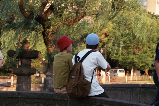 男性 女性 夫婦 カップル 人物 日本人 神社 自然 夕焼け 帽子 屋外 代 30代 後ろ姿 上半身 フォト作品紹介 イラスト 写真のストックフォトwaha ワーハ カンプデータは無料