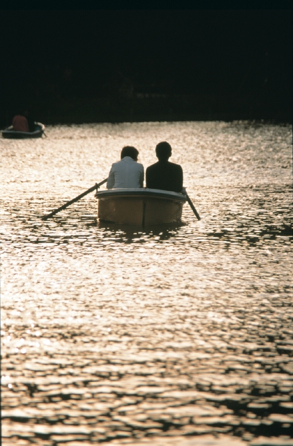 男性 女性 夫婦 カップル 人物 日本人 池 水面 自然 夕焼け ボート 船 屋外 代 30代 後ろ姿 フォト作品紹介 イラスト 写真のストックフォトwaha ワーハ カンプデータは無料
