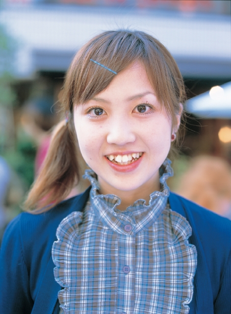 イラスト＆写真のストックフォトwaha（ワーハ）　人物、日本人、女性、10代、20代、若者、1人、屋外、アップ、顔、正面、ポートレート、笑顔、笑う、笑い、スマイル　p3-0384a