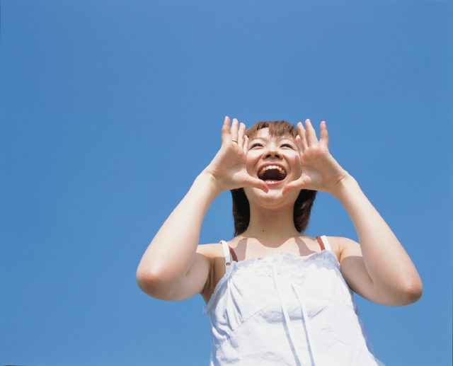人物 日本人 女性 代 30代 1人 屋外 叫ぶ 笑顔 上半身 ローアングル 青空 笑う 笑い スマイル フォト作品紹介 イラスト 写真のストックフォトwaha ワーハ カンプデータは無料