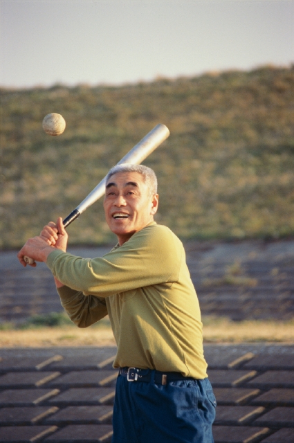 イラスト＆写真のストックフォトwaha（ワーハ）　人物、日本人、男性、50代、60代、シニア、1人、屋外、土手、スポーツ、野球、上半身、運動　p3-0687b