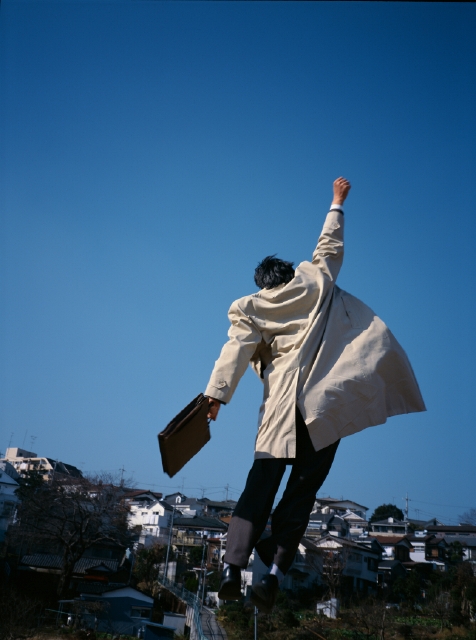 人物 日本人 男性 30代 40代 ビジネス ビジネスマン 1人 屋外 住宅街 ジャンプ 後ろ姿 全身 青空 カバン 後姿 後ろ姿 うしろ姿 背中 仕事 働く サラリーマン フォト作品紹介 イラスト 写真のストックフォトwaha ワーハ