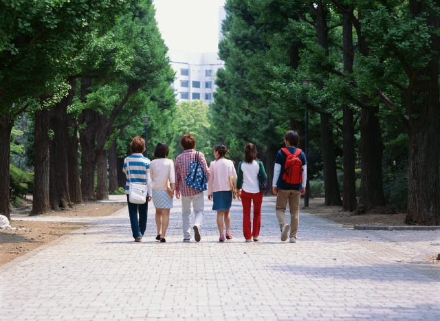 イラスト＆写真のストックフォトwaha（ワーハ）　人物、日本人、若者、10代、20代、学生、大学生、集合、グループ、屋外、学校、大学、キャンパス、楽しい、全身、後ろ姿、後姿、後ろ姿、うしろ姿、背中　p3-0768b