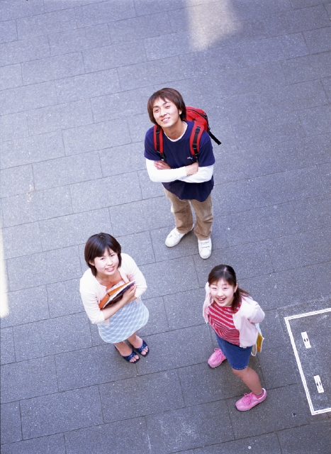 イラスト＆写真のストックフォトwaha（ワーハ）　人物、日本人、若者、男性、女性、10代、20代、学生、大学生、3人、友達、屋外、学校、大学、キャンパス、笑顔、楽しい、全身、ハイアングル、笑う、笑い、スマイル　p3-0776bv