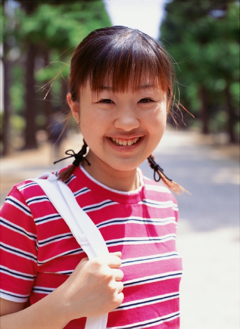 イラスト＆写真のストックフォトwaha（ワーハ）　人物、日本人、女性、若者、10代、20代、学生、大学生、1人、屋外、学校、大学、キャンパス、学校、大学、上半身、笑顔、笑う、笑い、スマイル　p3-0813b