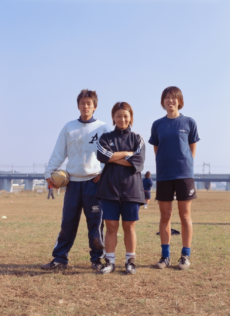 イラスト＆写真のストックフォトwaha（ワーハ）　人物、日本人、男性、女性、若者、10代、20代、学生、3人、屋外、グラウンド、スポーツ、全身、正面、ボール、運動　p3-0822b