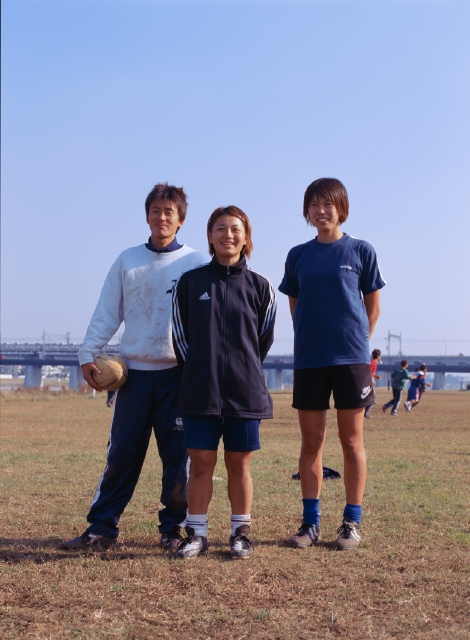 イラスト＆写真のストックフォトwaha（ワーハ）　人物、日本人、男性、女性、若者、10代、20代、学生、3人、屋外、グラウンド、スポーツ、全身、正面、ボール、運動　p3-0823bv