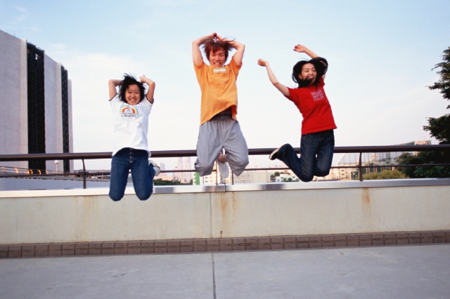 人物 日本人 男性 女性 若者 10代 代 学生 3人 屋外 ジャンプ 全身 正面 フォト作品紹介 イラスト 写真のストックフォトwaha ワーハ