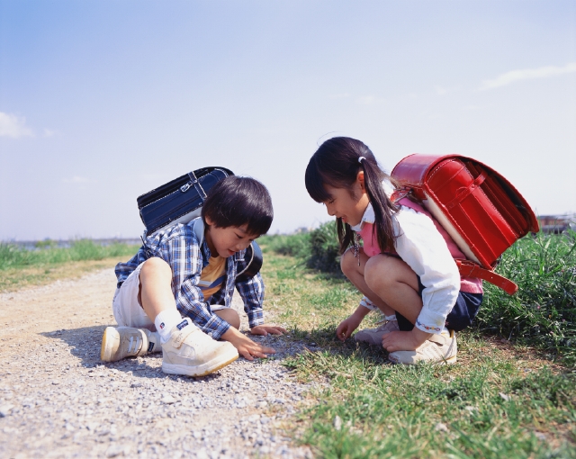 人物 日本人 子供 小学生 男の子 女の子 2人 屋外 川 土手 通学 座る ランドセル 全身 フォト作品紹介 イラスト 写真のストックフォトwaha ワーハ カンプデータは無料