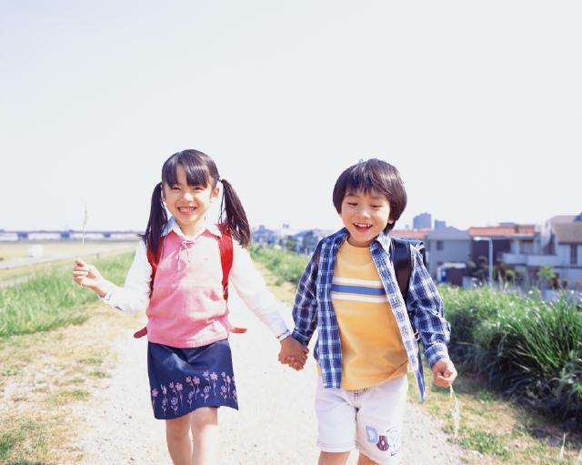人物 日本人 子供 小学生 男の子 女の子 2人 屋外 川 土手 通学 手をつなぐ ランドセル 上半身 正面 フォト作品紹介 イラスト 写真のストックフォトwaha ワーハ カンプデータは無料