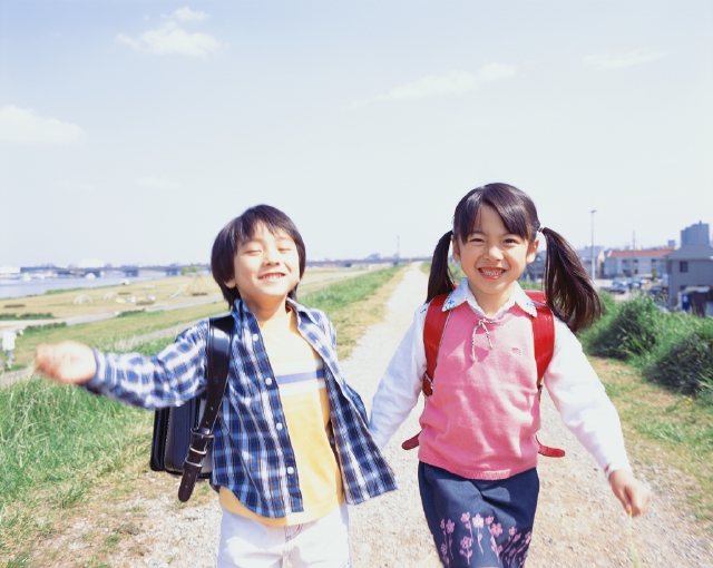 人物 日本人 子供 小学生 男の子 女の子 2人 屋外 川 土手 通学 手をつなぐ ランドセル 上半身 正面 フォト作品紹介 イラスト 写真のストックフォトwaha ワーハ カンプデータは無料