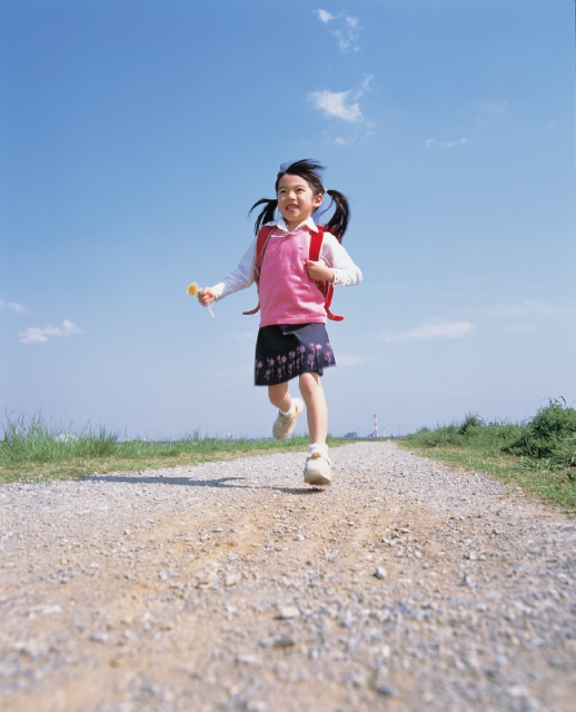 イラスト＆写真のストックフォトwaha（ワーハ）　人物、日本人、子供、小学生、女の子、1人、屋外、川、土手、通学、走る、ランドセル、青空、全身、ローアングル　p3-0848b