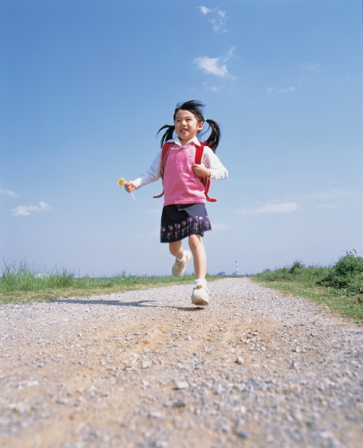 人物 日本人 子供 小学生 女の子 1人 屋外 川 土手 通学 走る ランドセル 青空 全身 ローアングル フォト作品紹介 イラスト 写真のストックフォトwaha ワーハ カンプデータは無料