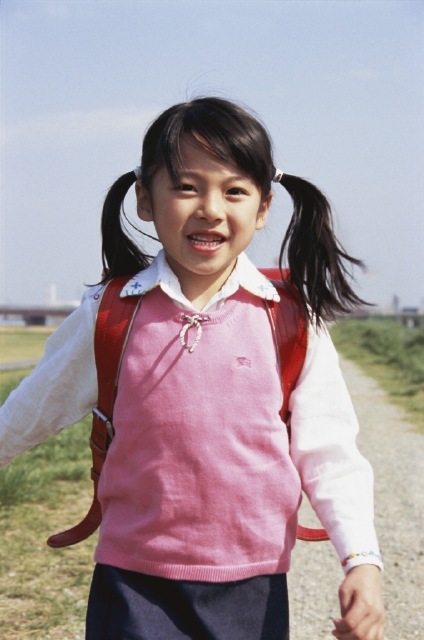 イラスト＆写真のストックフォトwaha（ワーハ）　人物、日本人、子供、小学生、女の子、1人、屋外、川、土手、通学、歩く、走る、ランドセル、上半身、正面　p3-0849bv