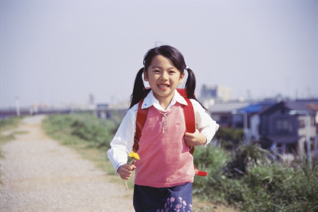 イラスト＆写真のストックフォトwaha（ワーハ）　人物、日本人、子供、小学生、女の子、1人、屋外、川、土手、通学、歩く、走る、ランドセル、上半身、正面　p3-0850bv