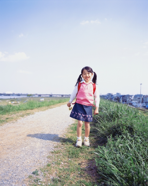 イラスト＆写真のストックフォトwaha（ワーハ）　人物、日本人、子供、小学生、女の子、1人、屋外、川、土手、通学、ランドセル、全身、正面　p3-0852bv