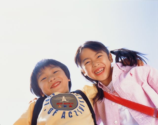 イラスト＆写真のストックフォトwaha（ワーハ）　人物、日本人、子供、小学生、男の子、女の子、2人、屋外、上半身、ローアングル、笑顔、笑う、笑い、スマイル　p3-0859b
